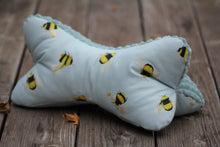 Laden Sie das Bild in den Galerie-Viewer, Leseknochen Hummel weich