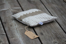 Laden Sie das Bild in den Galerie-Viewer, Kirschkernkissen mit Borte, hellbraun