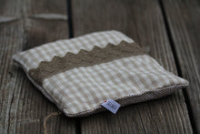 Laden Sie das Bild in den Galerie-Viewer, Kirschkernkissen mit Borte, hellbraun