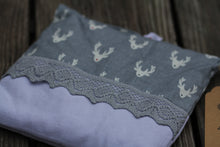 Laden Sie das Bild in den Galerie-Viewer, Kirschkernkissen mit Borte, grau mit Hirsch