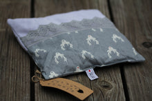 Laden Sie das Bild in den Galerie-Viewer, Kirschkernkissen mit Borte, grau mit Hirsch