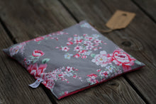 Laden Sie das Bild in den Galerie-Viewer, Kirschkernkissen mit Blumen