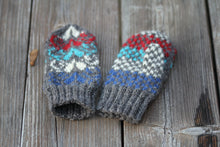 Laden Sie das Bild in den Galerie-Viewer, Wollfäustling rot weiss blau