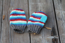 Laden Sie das Bild in den Galerie-Viewer, Wollfäustling rot weiss blau 2