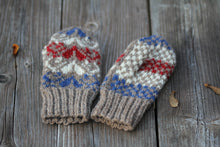 Laden Sie das Bild in den Galerie-Viewer, Wollfäustling rot weiss blau 3