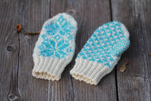 Laden Sie das Bild in den Galerie-Viewer, Wollfäustling hellblau weiss