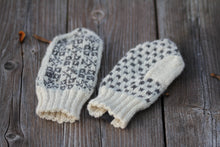 Laden Sie das Bild in den Galerie-Viewer, Wollfäustling grau weiss