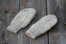 Laden Sie das Bild in den Galerie-Viewer, Wollfäustling grau