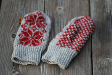 Laden Sie das Bild in den Galerie-Viewer, Wollfäustling grau rot