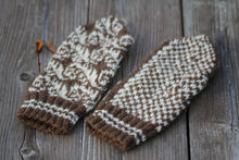 Laden Sie das Bild in den Galerie-Viewer, Wollfäustling braun weiss 4