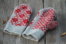 Laden Sie das Bild in den Galerie-Viewer, Wollfäustling grau rot 2