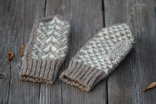 Laden Sie das Bild in den Galerie-Viewer, Wollfäustling braun weiss 2