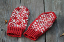 Laden Sie das Bild in den Galerie-Viewer, Wollfäustling rot weiss