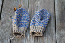 Laden Sie das Bild in den Galerie-Viewer, Wollfäustling grau blau