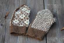 Laden Sie das Bild in den Galerie-Viewer, Wollfäustling braun weiss 3