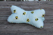 Laden Sie das Bild in den Galerie-Viewer, Leseknochen Hummel weich