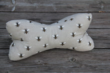 Laden Sie das Bild in den Galerie-Viewer, Leseknochen Biene