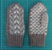 Laden Sie das Bild in den Galerie-Viewer, Wollfäustling braun weiss 2