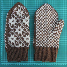 Laden Sie das Bild in den Galerie-Viewer, Wollfäustling braun weiss 3