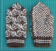 Laden Sie das Bild in den Galerie-Viewer, Wollfäustling braun weiss 4