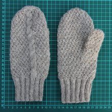 Laden Sie das Bild in den Galerie-Viewer, Wollfäustling grau