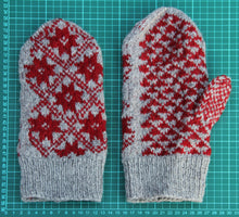 Laden Sie das Bild in den Galerie-Viewer, Wollfäustling grau rot 2