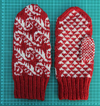 Laden Sie das Bild in den Galerie-Viewer, Wollfäustling rot weiss