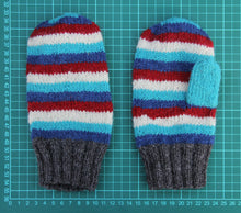 Laden Sie das Bild in den Galerie-Viewer, Wollfäustling rot weiss blau 2