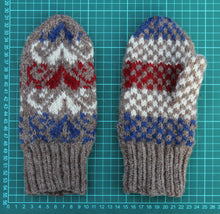 Laden Sie das Bild in den Galerie-Viewer, Wollfäustling rot weiss blau 3