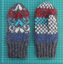 Laden Sie das Bild in den Galerie-Viewer, Wollfäustling rot weiss blau