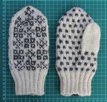 Laden Sie das Bild in den Galerie-Viewer, Wollfäustling grau weiss