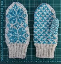 Laden Sie das Bild in den Galerie-Viewer, Wollfäustling hellblau weiss